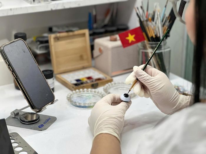 Từng nét cọ tỉ mỉ “thổi hồn” cho ánh nhìn đã mất. Ảnh: Mai Lan
