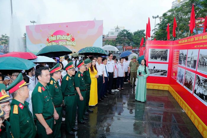 Các đại biểu cùng nhân dân thăm các gian trưng bày triển lãm. Ảnh: ĐT. 