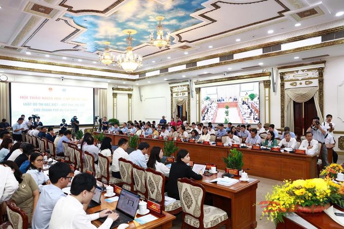 Hội thảo có sự tham dự của hàng trăm chuyên gia, nhà nghiên cứu, luật gia và cán bộ, công chức, viên chức thành phố. Ảnh: T.Luân.