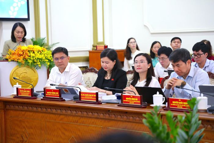 Lãnh đạo TP.HCM cùng các chuyên gia tham dự hội thảo. Ảnh: LÊ THOA
