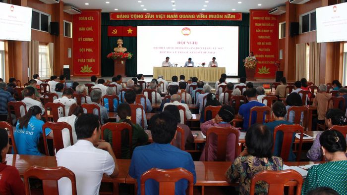  Quang cảnh buổi tiếp xúc cử tri. Ảnh: NGUYỄN DUY 