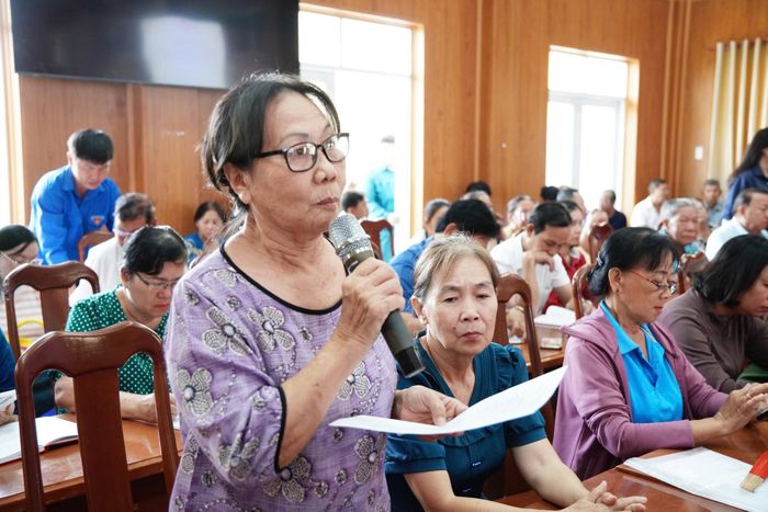  Cử tri nêu ý kiến tại buổi tiếp xúc. Ảnh: NGUYỄN DUY 