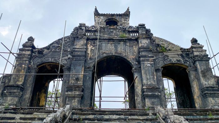  Khu vực bến thuyền hình bán nguyệt bên dòng sông Hương được phục hồi thích nghi với nền lát gỗ lim và bậc cấp lát đá. 