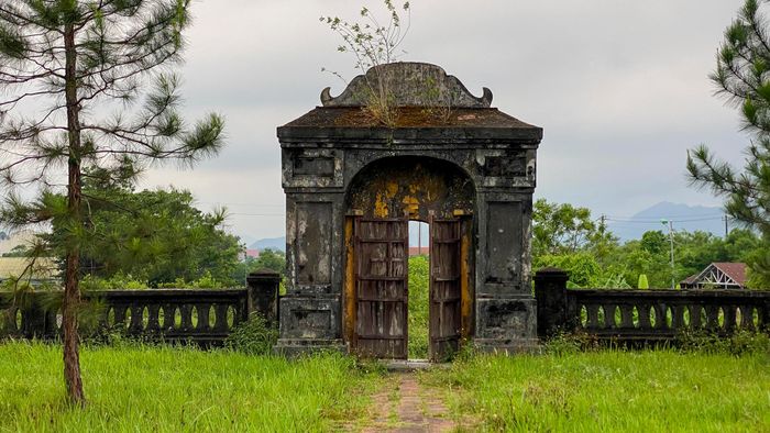  Hiện nay, nhà thầu đang triển khai thi công các hạng mục Đại Thành Điện và hoàn thành hạ giải Văn Miếu Môn với khối lượng thực hiện đạt trên 15%. Theo tiến độ đề ra, đến hết năm 2026, đơn vị thi công sẽ hoàn thành hệ khung, mái Đại Thành Điện cùng các hạng mục Văn Miếu Môn, Ngọc Chấn Môn... 