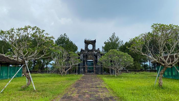  Đại Thành Môn có diện tích 48m2. Tu bổ phần bờ mái đã bị gãy, vệ sinh bề mặt toàn bộ công trình, phục hồi hệ cửa gỗ thượng song hạ bản đã mất, sơn quang hoàn thiện. Sửa chữa trám vá một số vết nứt thân tường. 