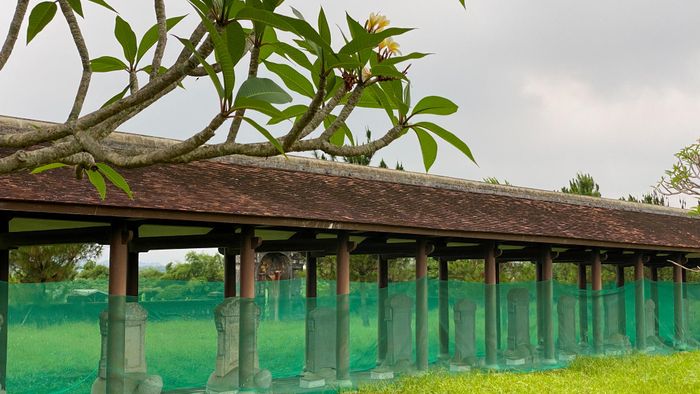  Những tấm bia tiến sĩ được bảo vệ tránh tác động trong quá trình thi công dự án. 