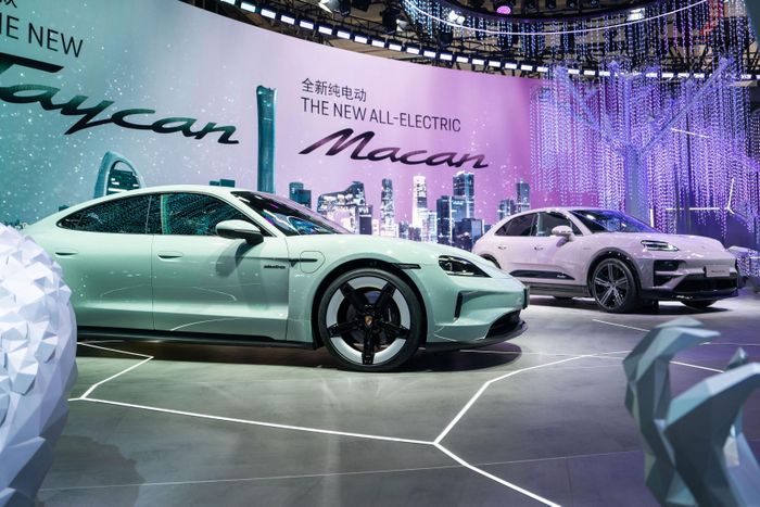 Sau chiến lược điện hóa đầy sai lầm, Porsche đã phải nhanh chóng sửa sai. CEO mới Michael Leiters cho biết thương hiệu sẽ quay lại với các mẫu xe sử dụng động cơ đốt trong và những dòng sản phẩm mang đến biên lợi nhuận cao.