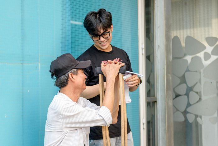  Ông Nguyễn Văn Trưởng (67 tuổi, Đồng Tháp) có mặt tại Bệnh viện Chợ Rẫy từ 4h sáng để tái khám sau phẫu thuật đầu gối. Đến hơn 10h, ông gần hoàn tất các thủ tục và ngồi chờ lấy thuốc ở khâu cuối cùng. Suốt buổi sáng, con trai ông là Minh Triết luôn đi sát bên cha, từ lúc lấy số, chờ khám đến di chuyển giữa các khu vực. Lần đầu theo cha đến Chợ Rẫy, anh không giấu được sự bất ngờ trước lượng bệnh nhân đông kín từ sáng sớm. 