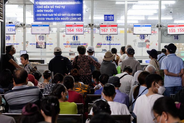 Không chỉ khu khám bệnh, khu nhận thuốc bảo hiểm y tế cũng ken kín người. Nhiều bệnh nhân đến từ các tỉnh miền Tây, miền Trung vào TP.HCM. Có người mang theo túi xách, hộp cơm, bình nước, ngồi tựa lưng vào ghế lặng lẽ đợi đến lượt gọi tên. Hầu hết đều muốn hoàn tất việc khám trong ngày để kịp quay về quê. 