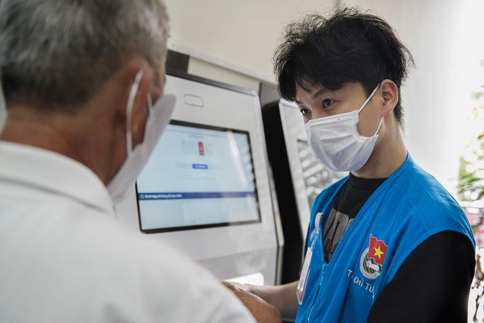  Sau kỳ nghỉ lễ 30/4 và 1/5, đội ngũ nhân viên y tế và nhân viên Bệnh viện Chợ Rẫy làm việc gần như không có thời gian nghỉ ngơi. Từ nhân viên công tác xã hội, điều dưỡng đến y, bác sĩ, kỹ thuật viên đều làm việc gần như không ngơi tay để đảm bảo người bệnh được thăm khám trong thời gian sớm nhất. 