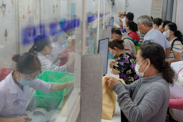  Về trưa, khu vực chờ nhận thuốc và các phòng khám vẫn còn những hàng người kéo dài. Dưới cái nắng bắt đầu hắt nóng ngoài hành lang, tiếng loa gọi số, những bước chân vội vã và guồng làm việc của đội ngũ y tế vẫn cứ thế tiếp diễn không ngơi nghỉ. 