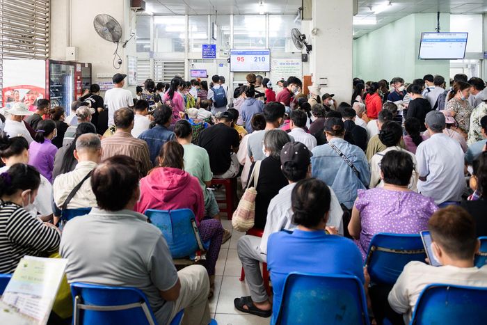  Tại các phòng khám Nội tim mạch, Nội tiết hay Nội tổng quát, hàng người nối dài từ bên trong ra tận hành lang. Đây cũng là những chuyên khoa ghi nhận số lượt khám tăng mạnh nhất. Nội tổng quát có 573 lượt khám, Nội tim mạch 476 lượt, Nội tiết 452 lượt, Tim mạch can thiệp 404 lượt, Nội thận 365 lượt và Nội thần kinh 342 lượt. Dù lượng người đổ về đông kín từ sáng sớm, khu vực chờ vẫn giữ được sự trật tự, người bệnh kiên nhẫn ngồi theo số thứ tự dưới sự hướng dẫn liên tục của nhân viên y tế. 