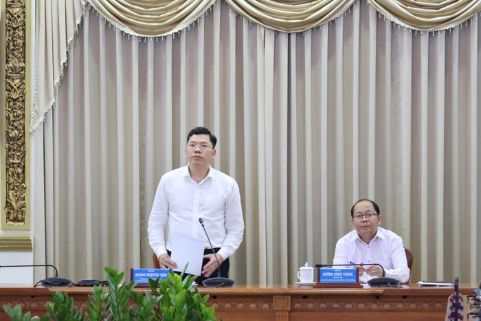 Ông Hoàng Nguyên Dinh, Phó chủ tịch UBND TP.HCM chủ trì cuộc họp.