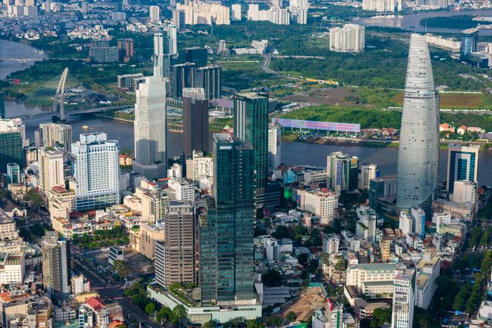 Tháng 4 ghi nhận nhiều chỉ tiêu kinh tế chững lại, buộc TP.HCM phải tăng tốc tháo gỡ điểm nghẽn để giữ mục tiêu tăng trưởng 2 con số. Ảnh: Quỳnh Danh.