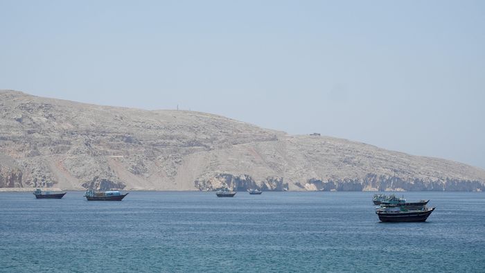  Các tàu chở dầu tại eo biển Hormuz ngày 6/5. Ảnh: Reuters.