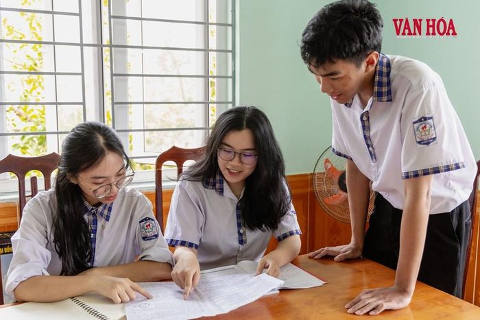 Ngoài những giờ lên lớp, các nhóm học sinh tích cực trong việc học nhóm để củng cố thêm kiến thức nhằm đảm bảo đạt được kết quả tốt trong kỳ thi tốt nghiệp
