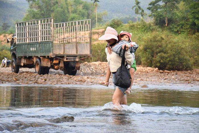 Dòng nước chỉ mấp mé ngang đầu gối nhưng ẩn dưới là lớp đá trơn trượt, khiến mỗi bước chân đều tiềm ẩn nguy hiểm