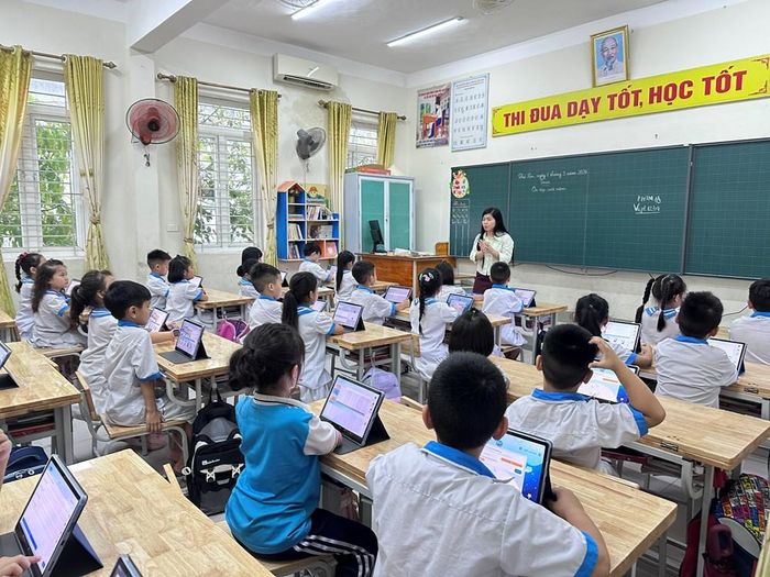Một tiết học sử dụng thiết bị công nghệ trong lớp học thông minh tại Trường Tiểu học Nguyễn Du