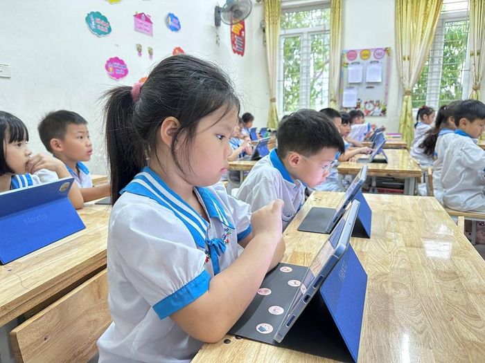 Hình ảnh các em học sinh lớp 1 trong một tiết học tại "lớp học thông minh"
