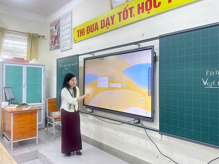 Màn hình tương tác thông minh có giá 68 triệu đồng từ nguồn tiền phụ huynh đóng góp tại "lớp học thông minh"