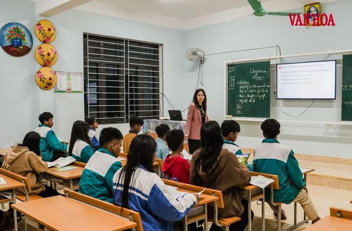 Cô trò ôn luyện bài tập vào ban đêm