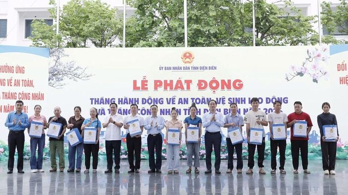 Trao quà cho đoàn viên công đoàn, công nhân lao động có hoàn cảnh khó khăn, đặc biệt khó khăn, bị tai nạn lao động, bệnh nghề nghiệp