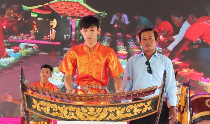 Nghệ nhân ưu tú Danh Tiền hướng dẫn con cháu biểu diễn nhạc cụ Khmer