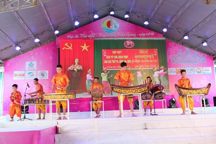 Con cháu của Nghệ nhân ưu tú Danh Tiền hòa tấu nhạc cụ Khmer trên sân khấu