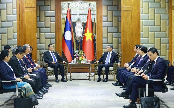 Thủ tướng Lê Minh Hưng gặp Thủ tướng Lào Sonexay Siphandone. Ảnh: Dương Giang – TTXVN