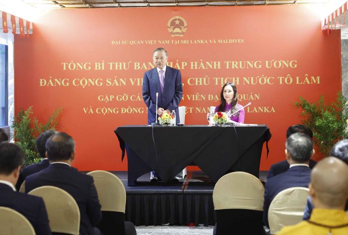 Tổng Bí thư, Chủ tịch nước Tô Lâm gặp mặt cộng đồng người Việt Nam, cán bộ và nhân viên Đại sứ quán Việt Nam tại Sri Lanka. Ảnh: Thống Nhất – TTXVN