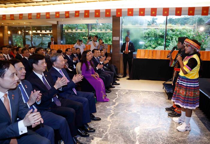 Tổng Bí thư, Chủ tịch nước Tô Lâm và các đại biểu thưởng thức chương trình văn nghệ do học sinh Sri Lanka đang học tiếng Việt biểu diễn. Ảnh: Thống Nhất – TTXVN