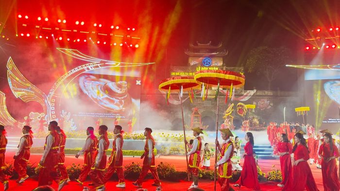 Tái hiện rước tổ nghề khảm trai sơn mài Chuyên Mỹ và điêu khắc sơn mỹ nghệ Sơn Đồng. Ảnh: Tuyết Mai - TTXVN