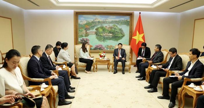 Phó Thủ tướng Nguyễn Văn Thắng mong muốn AWS tiếp tục phát huy thế mạnh về nguồn lực, công nghệ và đào tạo, hỗ trợ Việt Nam phát triển hạ tầng số, đào tạo nguồn nhân lực chất lượng cao - Ảnh: VGP/Đức Tuân