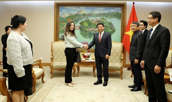 Phó Thủ tướng Nguyễn Văn Thắng hoan nghênh, đánh giá cao hoạt động của AWS nói riêng và Tập đoàn Amazon nói chung tại Việt Nam những năm qua - Ảnh: VGP/Đức Tuân