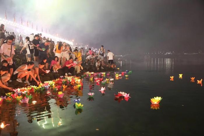 Nghi lễ cầu ngư và thả hoa đăng trên dòng sông Đà.