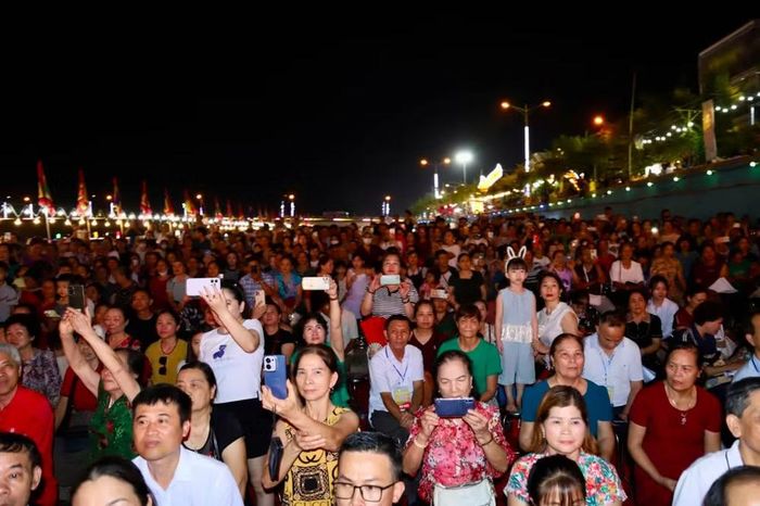Người dân tham dự lễ hội.