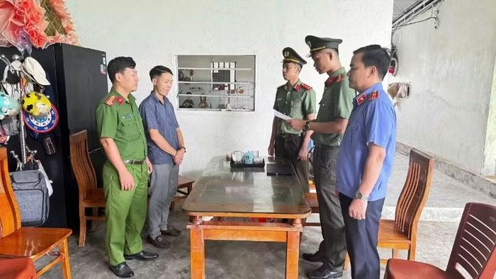 Cơ quan chức năng tống đạt quyết định khởi tố vụ án.