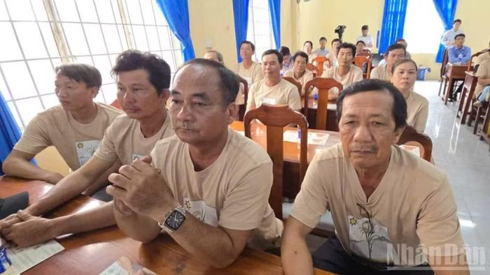 Những nông dân xã Vĩnh Gia tham gia Hợp tác xã lúa mùa.
