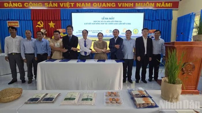 Buổi lễ ký kết đặt mục tiêu khôi phục, phát triển vùng lúa mùa nổi kết hợp du lịch sinh thái.
