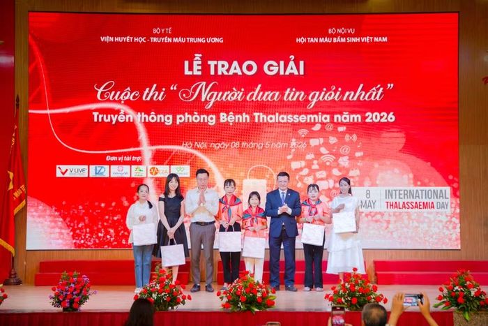 Trao giải cho các bệnh nhân có bài thi đạt giải trong cuộc thi viết thư chủ đề "Lòng mẹ bao la".