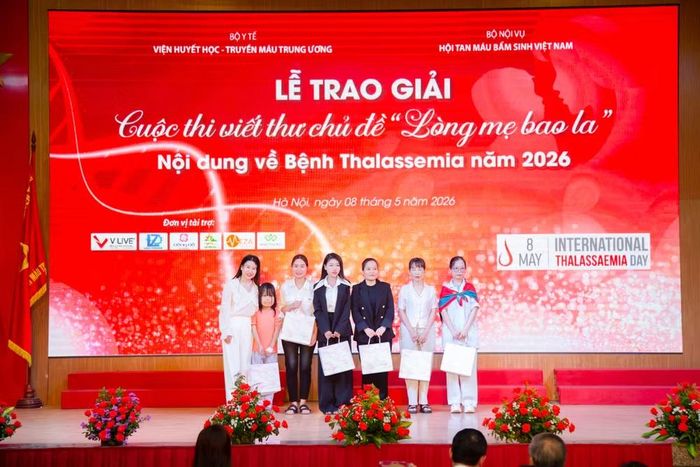 Trao giải cho các bệnh nhân có bài thi đạt giải trong cuộc thi viết thư chủ đề "Lòng mẹ bao la".