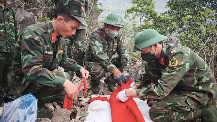 Đội tìm kiếm và quy tập hài cốt liệt sĩ cất bốc hài cốt liệt sĩ mới được phát hiện.