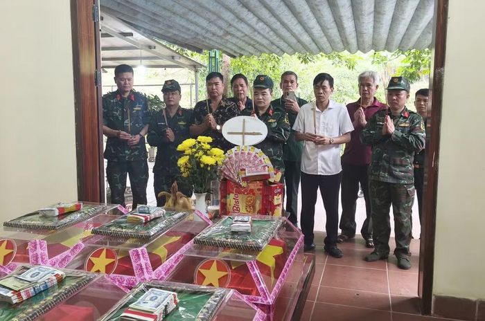 Hài cốt liệt sĩ được đưa về nhà chờ để tổ chức lễ viếng và hoàn thiện các thủ tục trước khi an táng theo quy định.