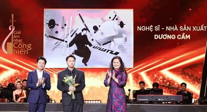 Nhạc sĩ Dương Cầm (đứng giữa) tại lễ nhận Giải cống hiến năm 2026.