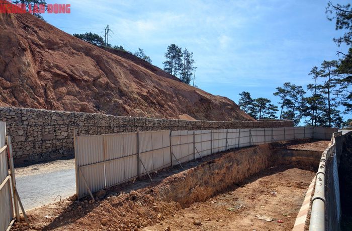 Khoảng một nửa mặt đèo được đào lên để gia cố phần taluy âm nhưng đến nay vẫn để đó, không có công nhân và máy móc nào làm việc thời gian qua.