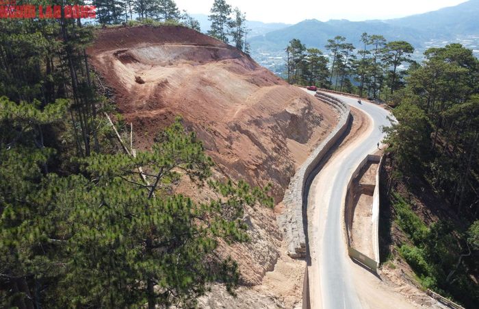 Ngày 28-10, trên đèo D'ran tại Km262+400 đến Km262+530 – đoạn cầu Treo bị sạt lở vùi lấp. Ngọn đồi bên cạnh đèo cũng xuất hiện nhiều vết nứt lớn nên tiềm ẩn nguy cơ tiếp tục sạt lở nghiêm trọng hơn khiến cơ quan chức năng cấm lưu thông qua đèo.