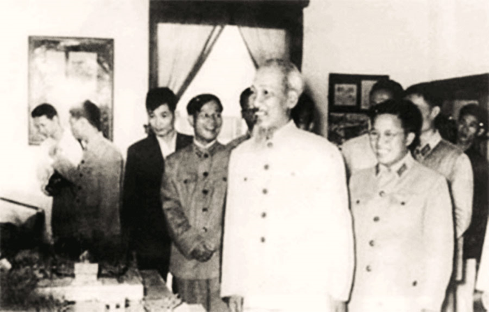 Đồng chí Lê Quang Đạo (ngoài cùng bên phải) tháp tùng Chủ tịch Hồ Chí Minh đến thăm Bảo tàng Quân đội (nay là Bảo tàng Lịch sử Quân sự Việt Nam). Ảnh tư liệu