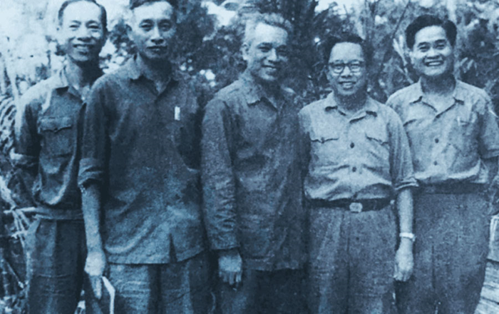 Đồng chí Lê Quang Đạo (thứ hai, từ phải sang) cùng các đồng chí trong Bộ tư lệnh chiến dịch Đường 9-Nam Lào. Ảnh tư liệu