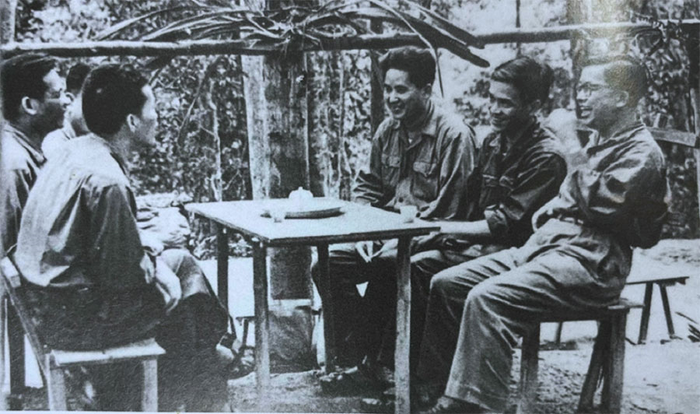 Đồng chí Lê Quang Đạo (ngoài cùng, bên phải) cùng các đồng chí tham gia Chiến dịch Đường 9-Nam Lào. Ảnh tư liệu
