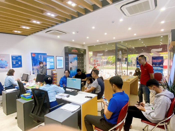 Người dân thực hiện chuẩn hóa thông tin thuê bao di động năm 2023 tại Hà Nội. Ảnh: PHẠM HOÀNG